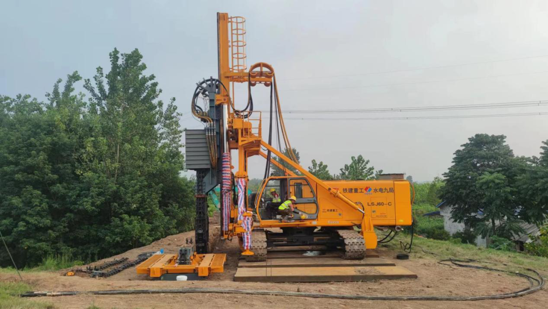 Railway Construction Heavy Industry LSJ Series Diaphragm Wall Equipment Helps Dongting Lake Embankment Reinforcement Project Construction