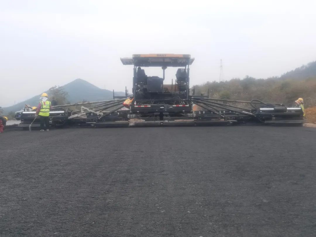 Sany Heavy Industry: Yongling Expressway! 13m wide paver goes all out to "pave"!