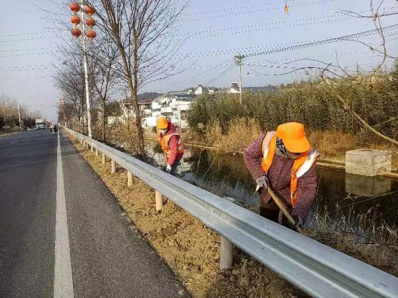 Tongshan Highway Maintenance Department cleans up shoulder ditches to improve road environment