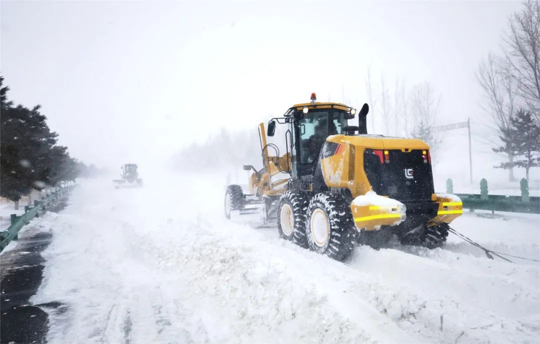 A sharp tool for snow removal! Engineer Liu's grader will accompany you in the cold winter!