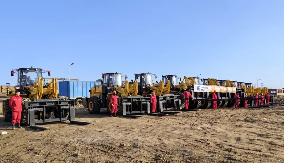 More news of victory! Ten Liugong F180N forklift trucks were delivered to the oilfield for operation in batches!