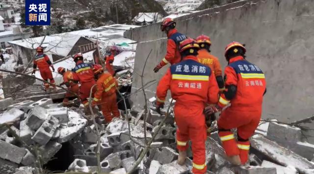 Forty-seven people were buried in a sudden landslide in Zhenxiong, Yunnan, and the provinces and cities mobilized equipment for rescue, and the search and rescue work is being carried out in an orderly and tense manner.