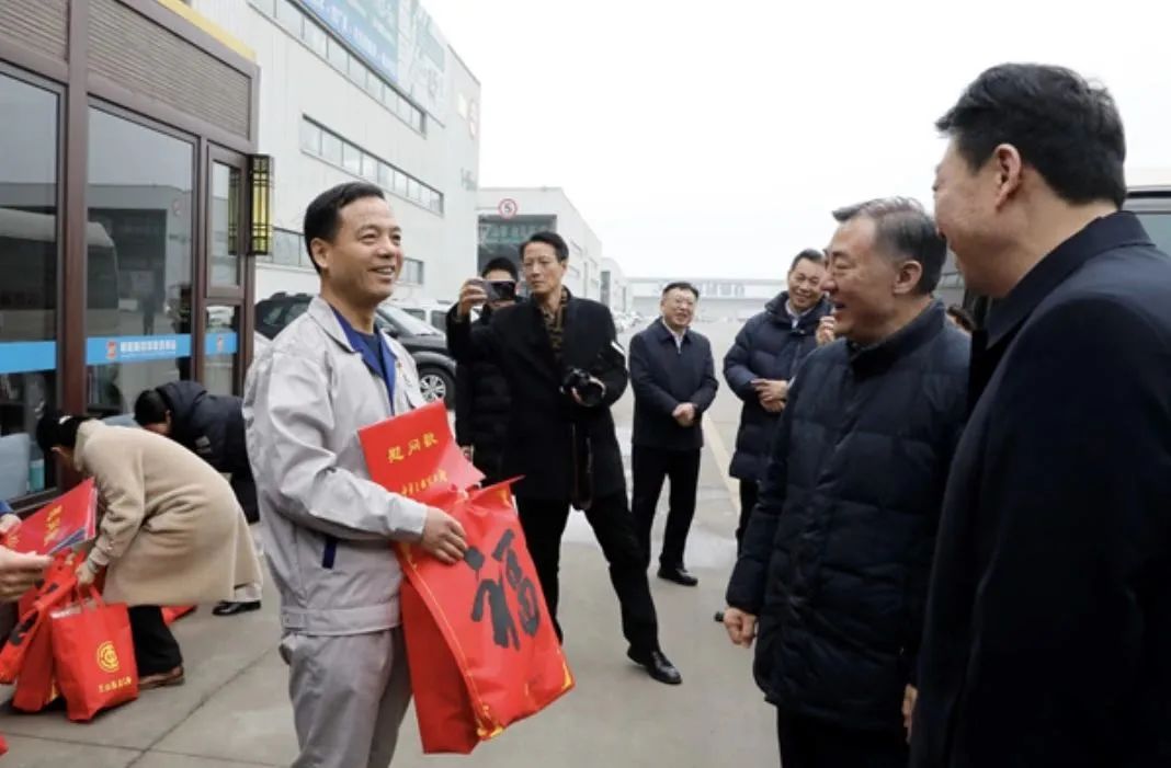 Shandong Lingong: Qiu Feng, as a model worker representative of Linyi City, was consoled by the leaders of the All-China Federation of Trade Unions