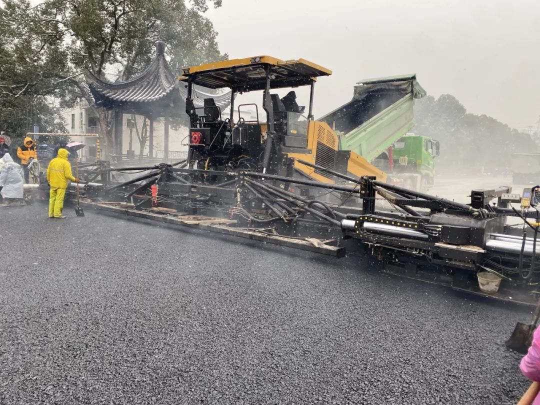 In Wuyuan, it is more romantic to see the construction of large-width pavers accompanied by heavy snow!