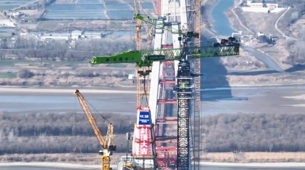 The south main tower of Maanshan Yangtze River Rail-cum-Road Bridge was successfully capped, and the world's largest tower crane of Zoomlion was built again.