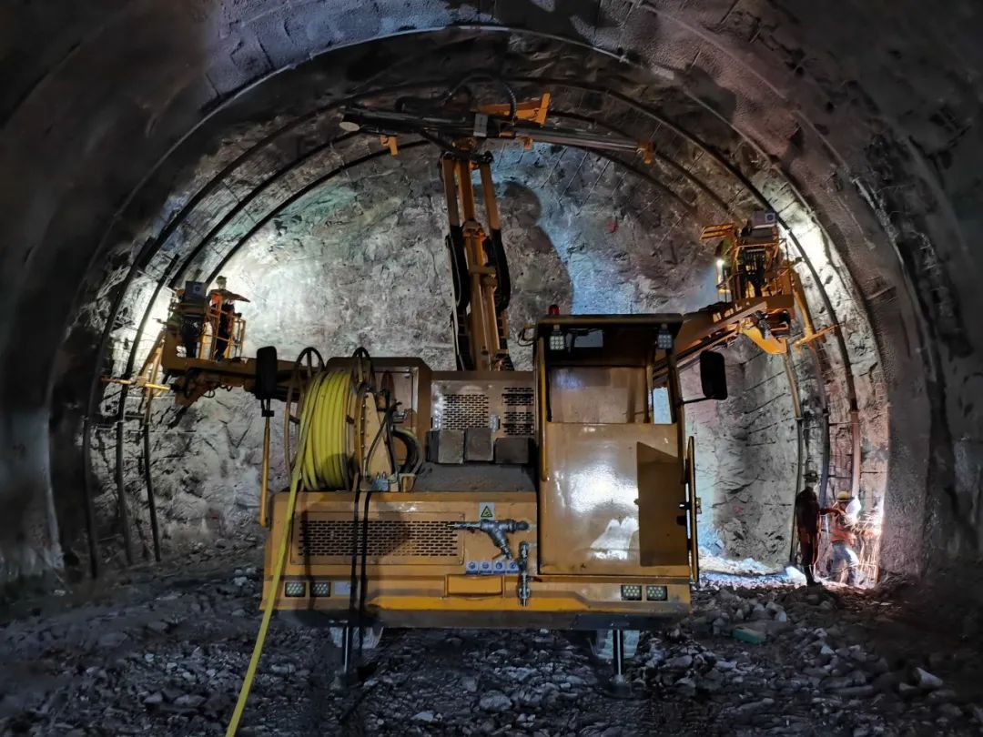 Build "Steel Bar and Iron Bone" of Tunnel, New Arch Anchor Trolley of Railway Construction Heavy Industry Helps Plateau Railway Construction