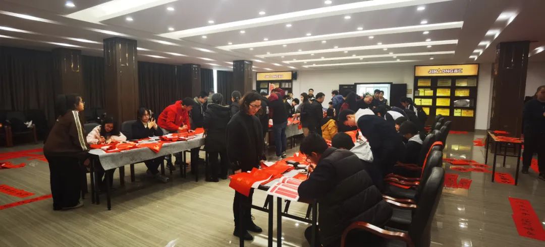 "Book presents Spring Festival couplets"! Jingong Machinery Joins Hands with Teachers and Students of Zijiang Middle School Calligraphy Class to Send Spring Festival Couplets