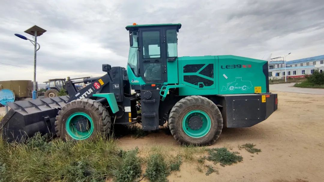 We share the responsibility of low carbon emission reduction | Shantui pure electric loader becomes the new darling of pasture operation!