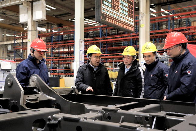 Wen Degang, general manager of Shandong Lingong, visited the production workshop and suppliers.