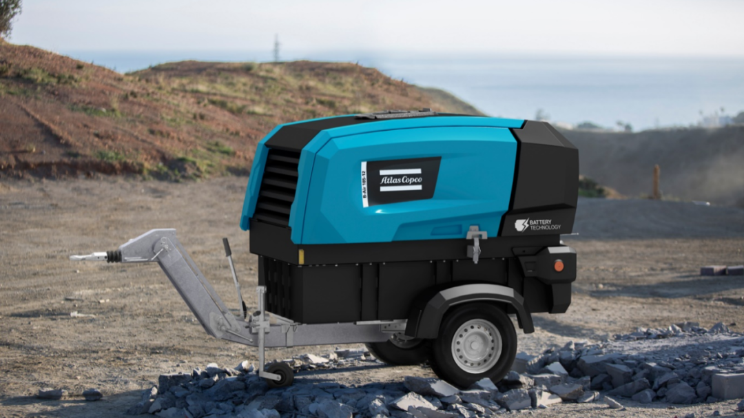 Atlas Copco's first battery-powered mobile air compressor is in place in the new era of oil-electric competition!