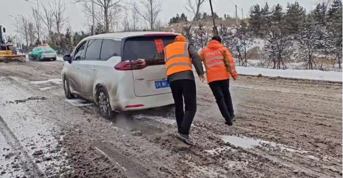 Ordos: Highway maintenance workers rescue trapped vehicles in snowstorm