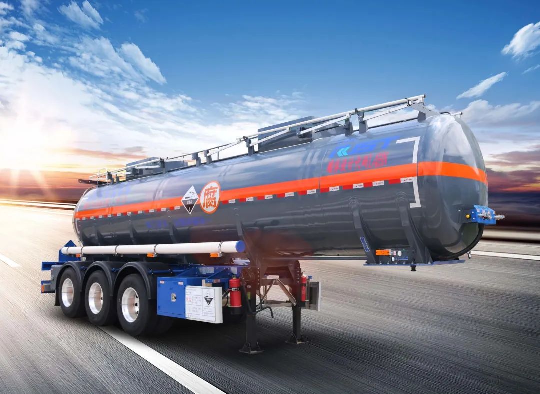 CIMC Qiangguan Alloy Steel Liquid Tanker — — Flagship Vehicle for Transportation of Class 8 Corrosive Dangerous Goods!