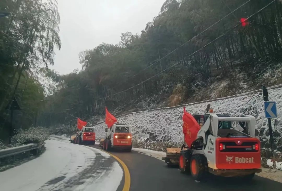 Emergency Snow Removal? Bobcat Multi-place Linkage Warms People's Hearts