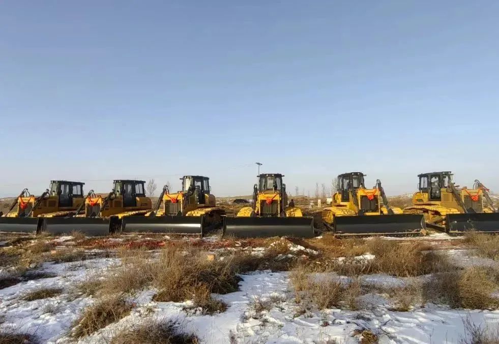 Liugongguo Four Bulldozers Delivered in Batch Again to Help Inner Mongolia Desert Control Project!