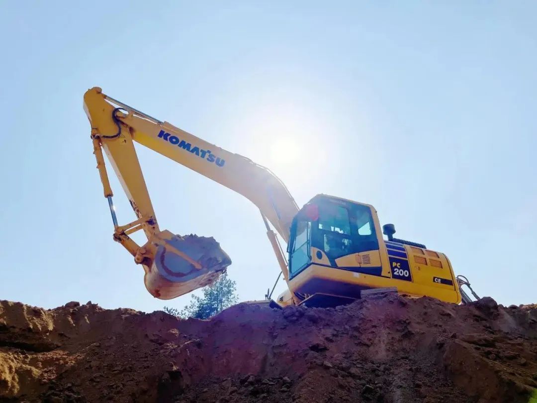 Strength Challenge "Oil" I Decide-Discover the Fuel Saving Way of Komatsu's Four Excavators!