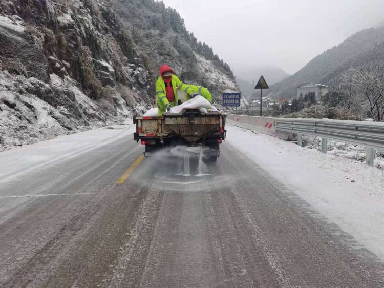 Shuangpai County Highway Maintenance Center: Fighting Day and Night to Remove Ice and Keep Smooth