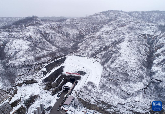 Only intrepid, dare to cross! Liugong "Plateau Tunnel Expert" Side Unloader Conquers the Plateau!