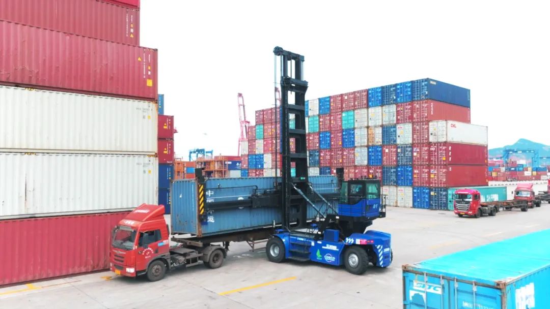 XCMG Pure Electric Stacker Delivered to China-Kazakhstan International Logistics!