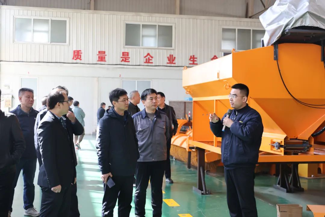 The Joint Research Group went deep into Gaoyuan Road Industry Group to investigate winter highway maintenance equipment