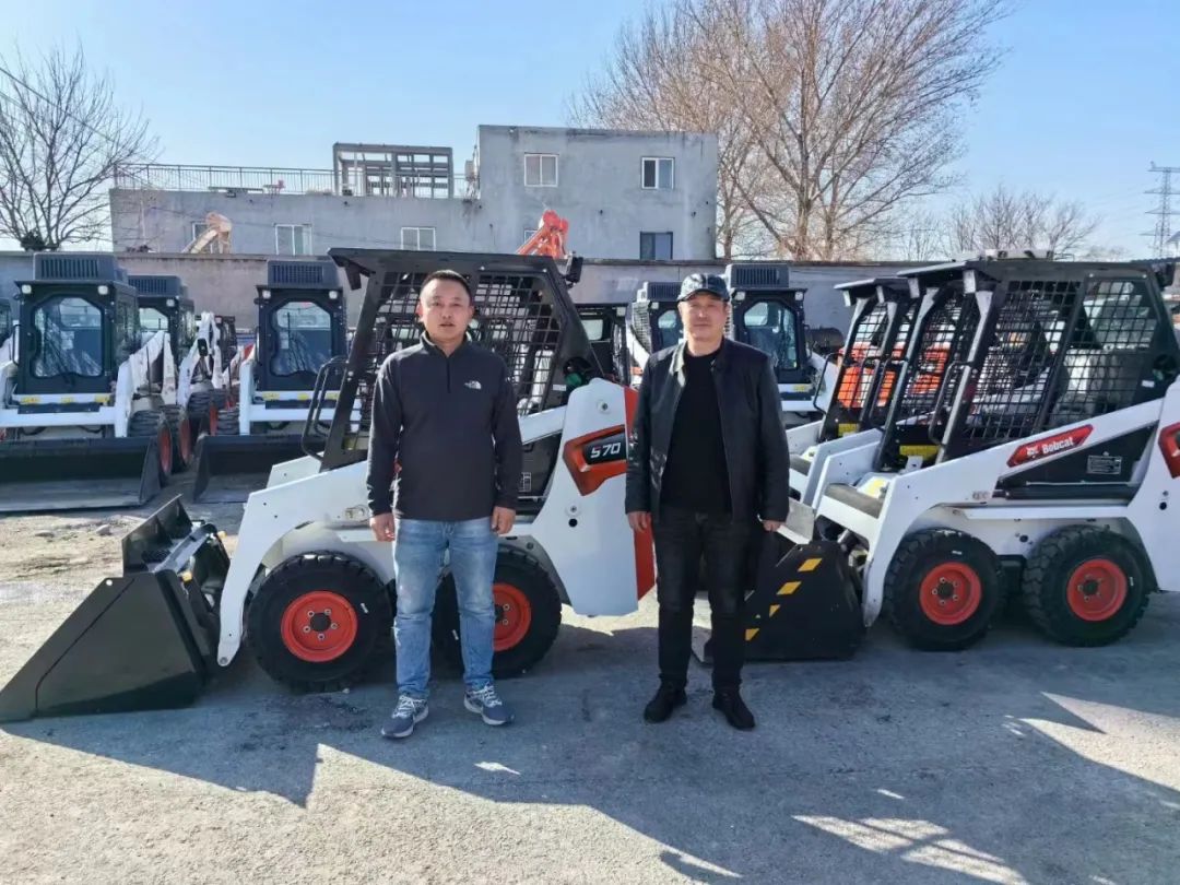 Spring scenery is infinitely good? Bobcat is busy handing in the machine