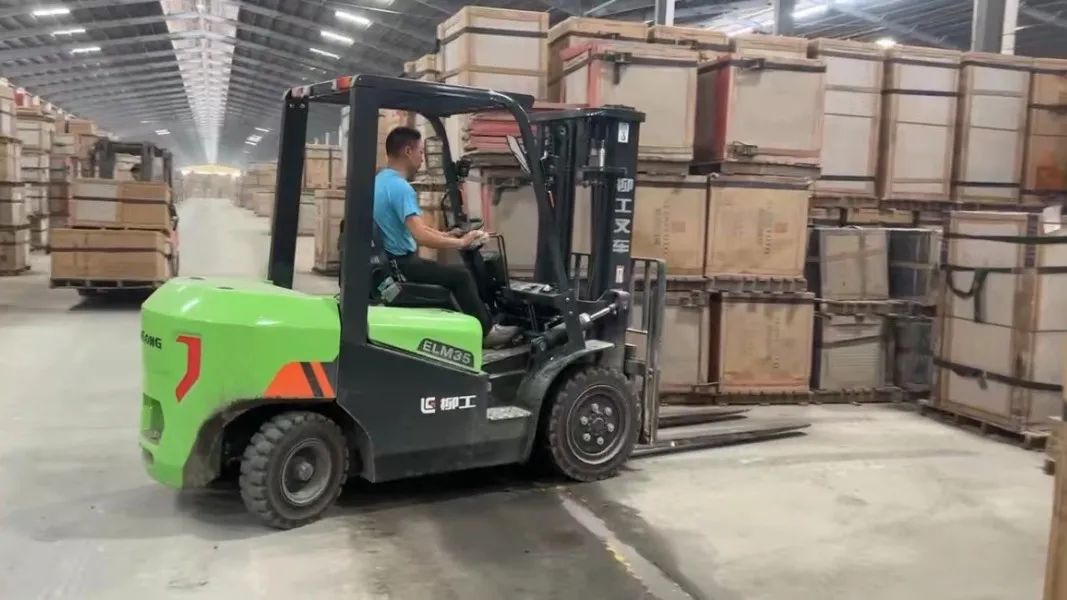 Smooth and efficient, Liugong electric forklift helps customers "Tao" gold!