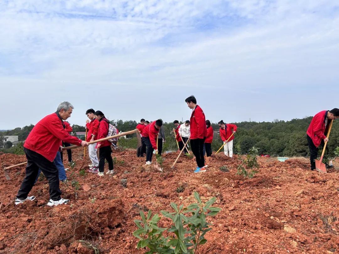 To Inherit Lei Feng's Spirit and Fulfill the Mission of the Times, the Youth of Railway Construction and Heavy Industry Are in Action