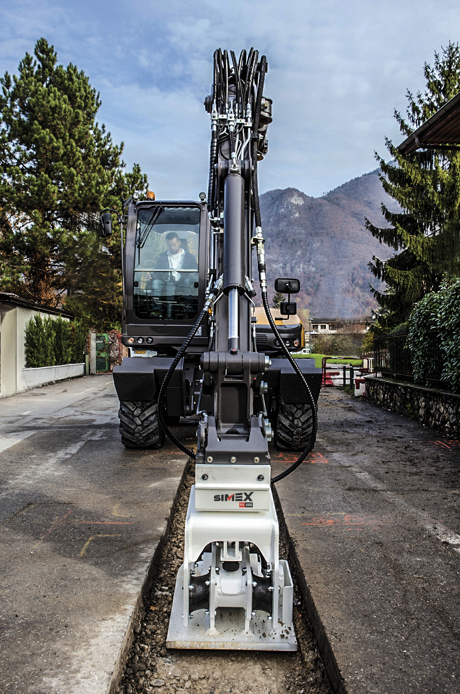 Development of Construction Machinery in the Past 20 Year，Production tools are being transferred from the host to the attachment“Migration”