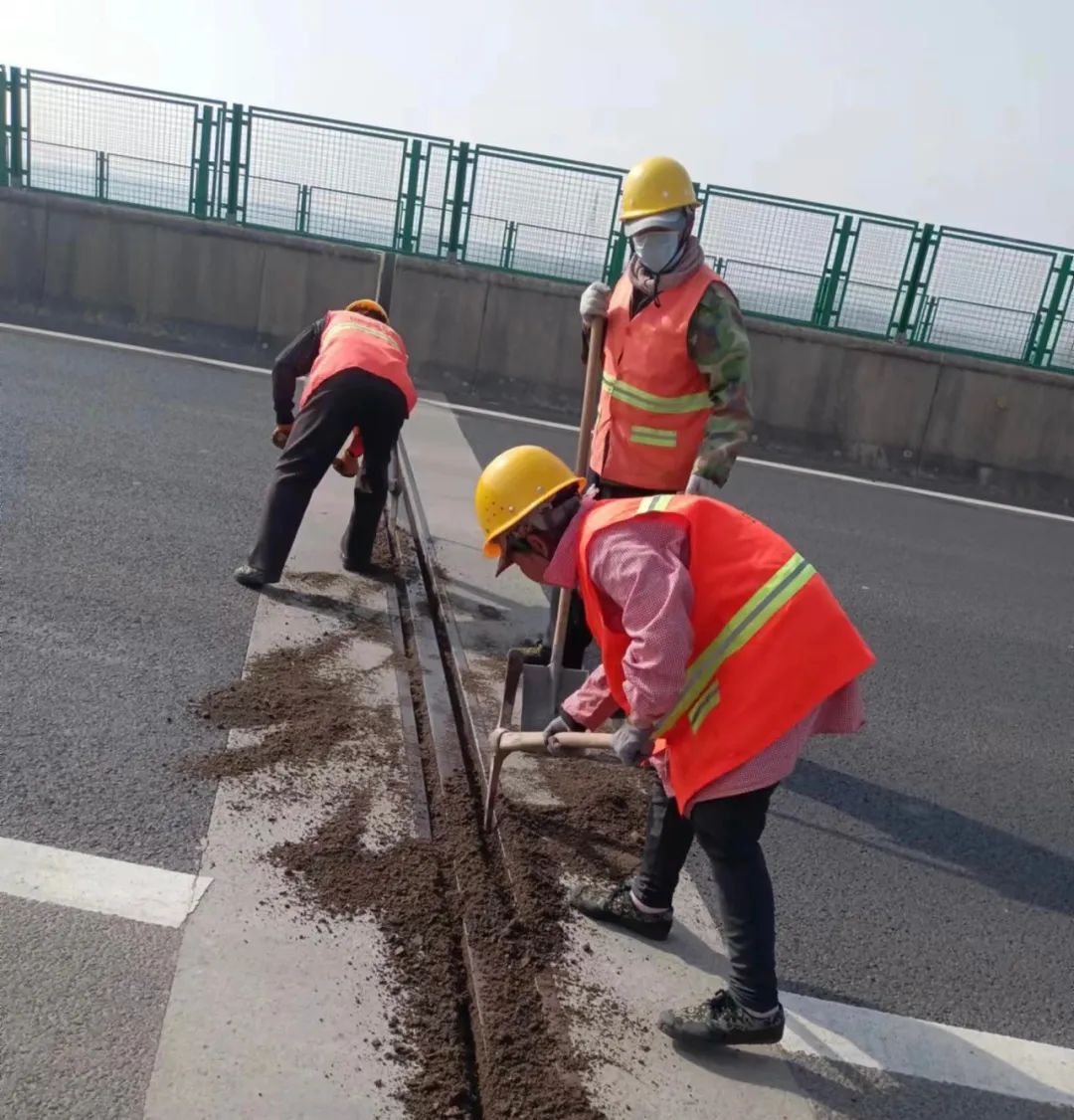 Donggang Highway Center: Non-stop Highway Maintenance, Safety and Smoothness in Mind