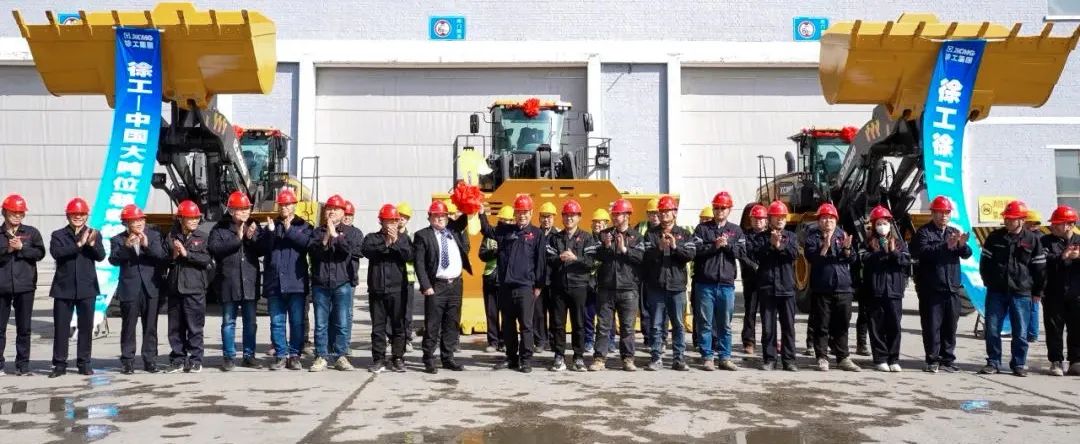 Delivery of the first XC9150 super-large tonnage hybrid loader in China in XCMG's "world-class reserves" mining area