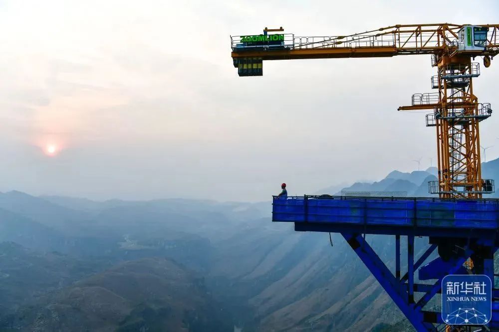 Shine 600 meters high! Zoomlion Tower Crane Helps "The World's Highest Bridge" Grow in Spring