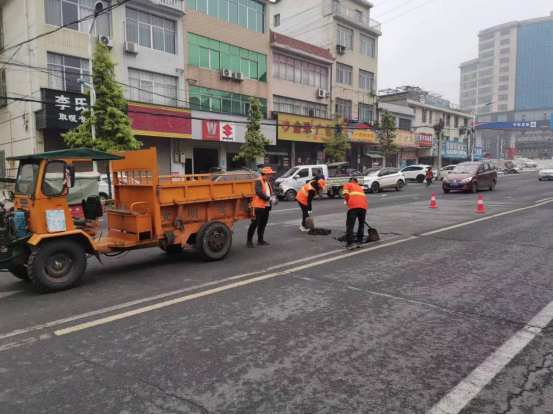 Taoyuan County, a good time in spring, busy road maintenance!