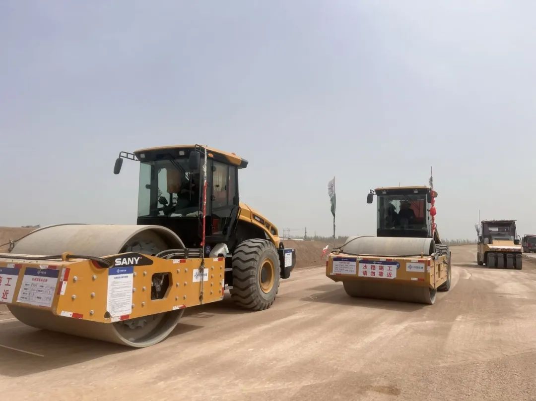 Crossing the Gobi! Sany "Star" Road Roller Strives for Wuwei Expressway in Xinjiang!