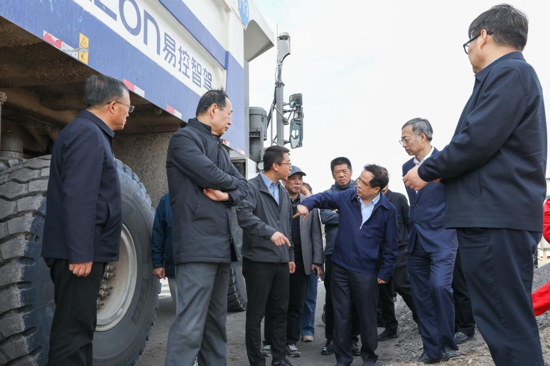 Four academicians led a team to investigate the large-scale application of driverless open-pit mines in Zhundong, Xinjiang.