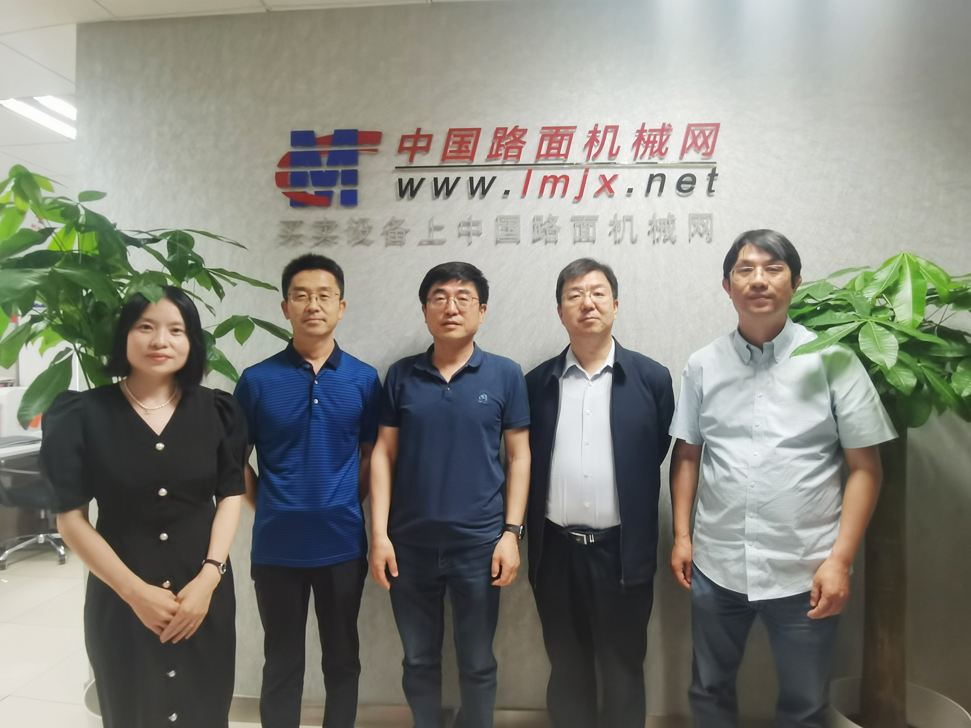 Zhang Wenge, Chief Engineer of China Railway Beijing Engineering Bureau, and Cui Taigang, Deputy General Manager of Beijing Construction Machinery Institute, visited China Road Machinery Network