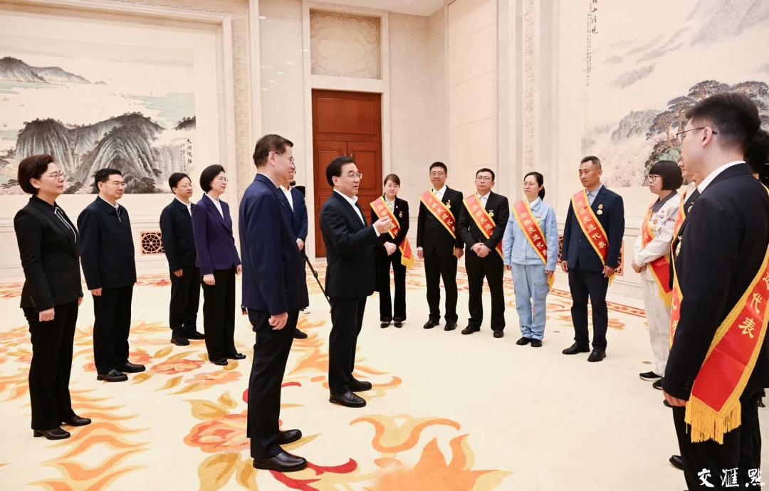 Xu Kunlin, Xin Changxing of Provincial Leadership, Meets with Representatives of Model Workers and Craftsmen of XCMG