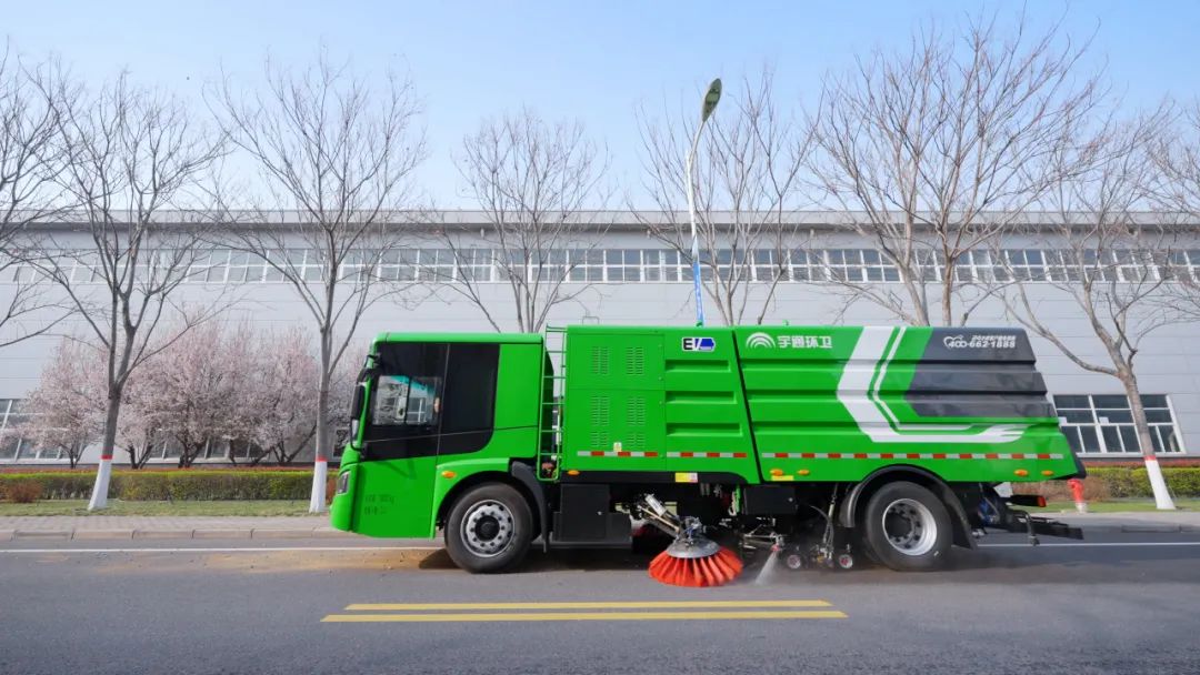 Efficient operation, safe escort! Yutong Sanitation Expressway Sweeper Leads the Industry to Speed Up!