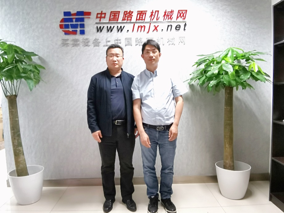 Yu Dongke, Secretary-General of Engineering and Agricultural Machinery Branch of China Chamber of Commerce for Import and Export of Mechanical and Electrical Products, and his delegation visited China Road Machinery Network