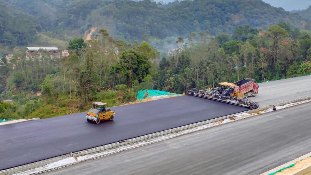 Another big highway project, shining "Xugong Gold"!