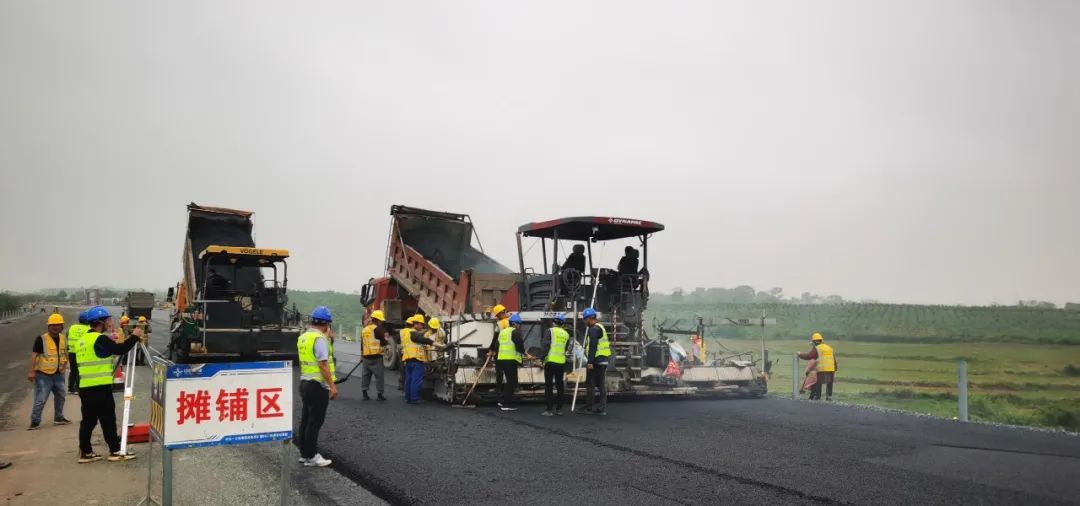 CCCC Xizhu: Oil Surface Paving of Xinyudong Interchange of Changjin Expressway Reconstruction and Expansion Project Completed