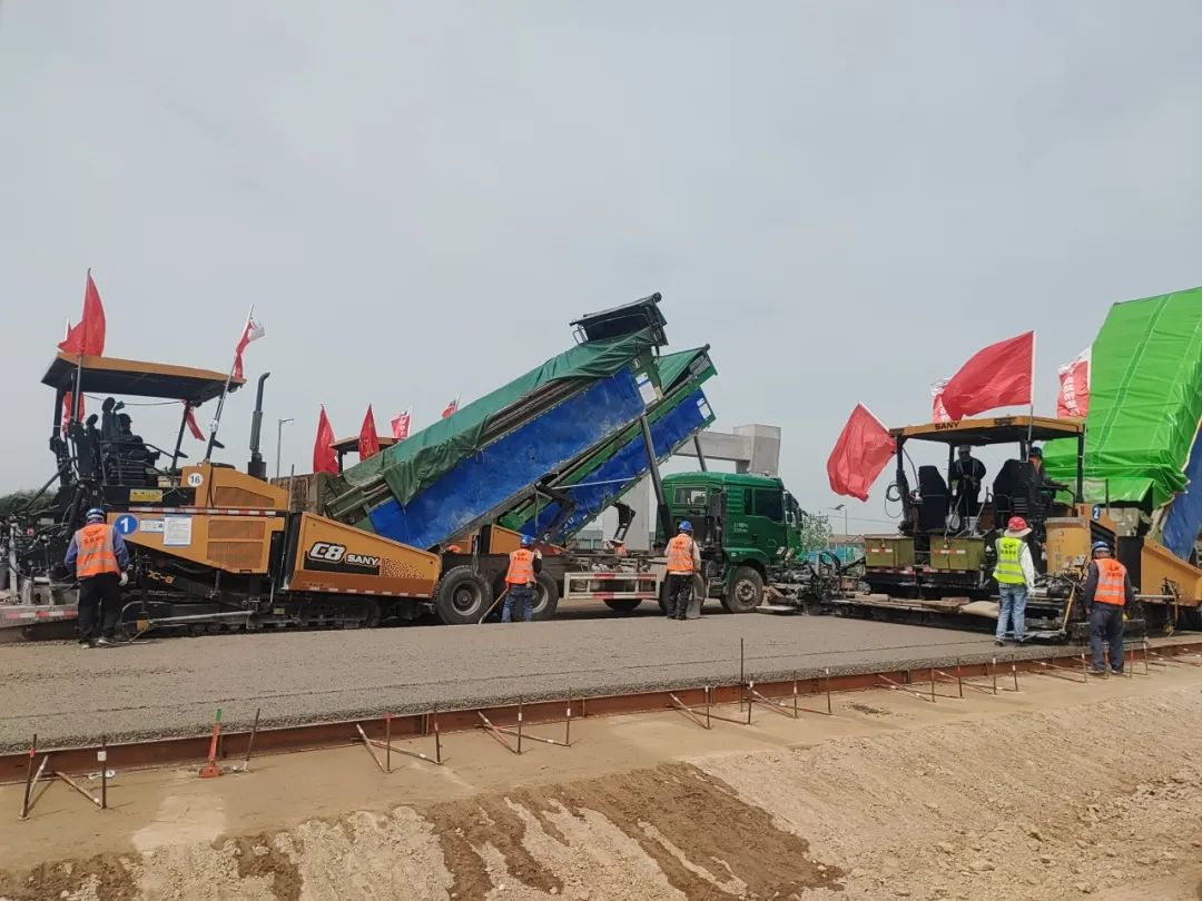 Keep pace with each other! Sany complete set of road machinery to fight for the expansion project of Lianhuai Expressway!