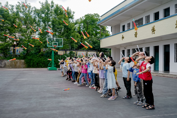 Volvo Truck "Brighten the Future Plan": Science and Technology Spark, Brighten Hunan Youth's Science and Technology Dream