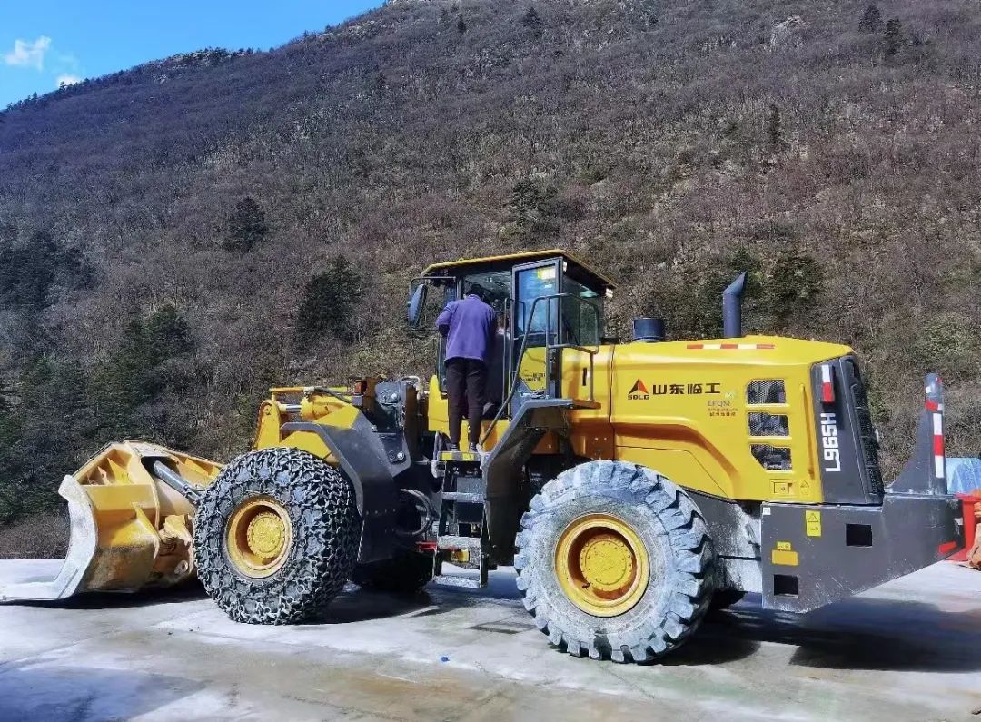 Shandong Lingong L965H Side Dump Loader Blooms Splendor in Kangding Plateau