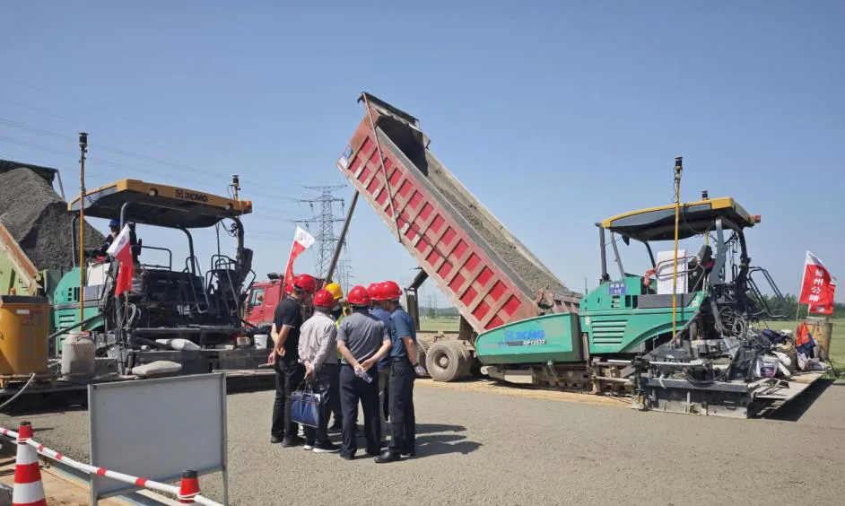 The Third Company of China Railway First Engineering Group Co., Ltd. visited XM-LM3 section of Xuming Expressway to investigate and exchange 3D intelligent paving technology