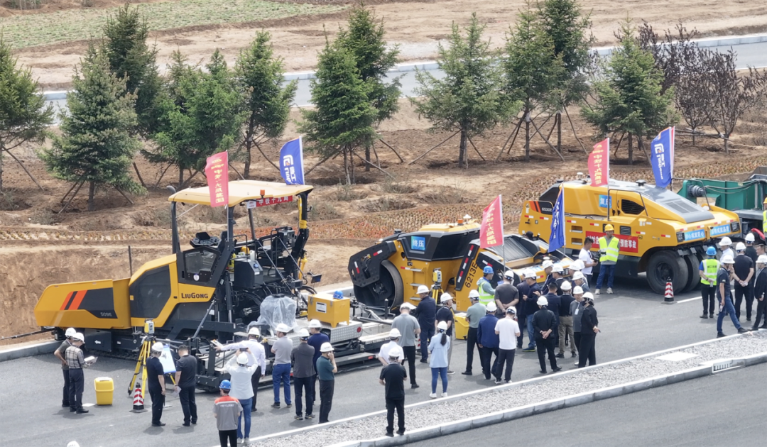 Wisdom Building Dream Centennial Quality Road | Liugong Unmanned Equipment Shining "Safe Centennial Quality Project" Construction Site Meeting