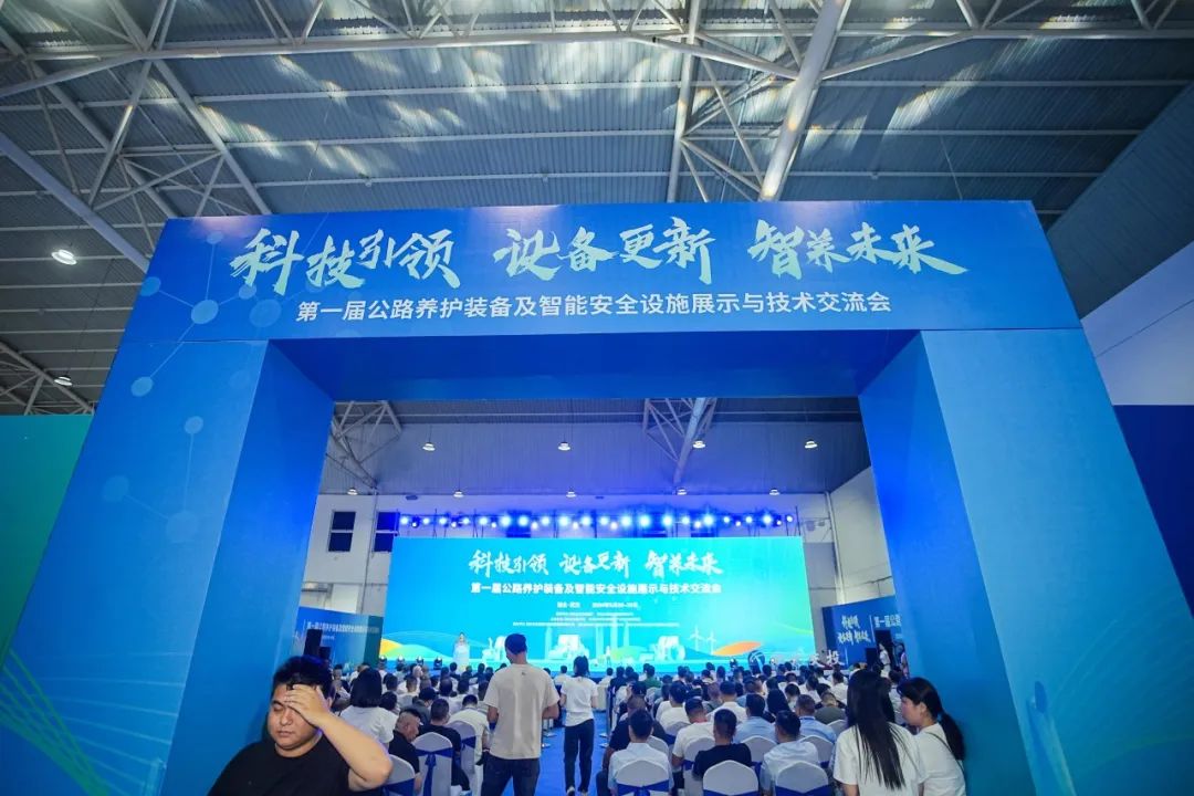 Science and Technology Lead the Future of Intelligent Maintenance | Sany made a brilliant appearance at the First Exhibition and Technical Exchange of Highway Maintenance Equipment and Intelligent Safety Facilities in Hubei Province!