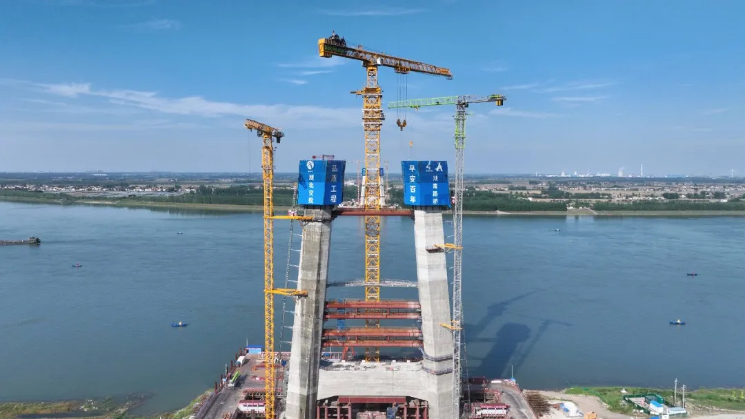 "Bridge" to see a better future! Zoomlion Tower Crane Helps Build World's Largest Span Highway Cable-stayed Bridge