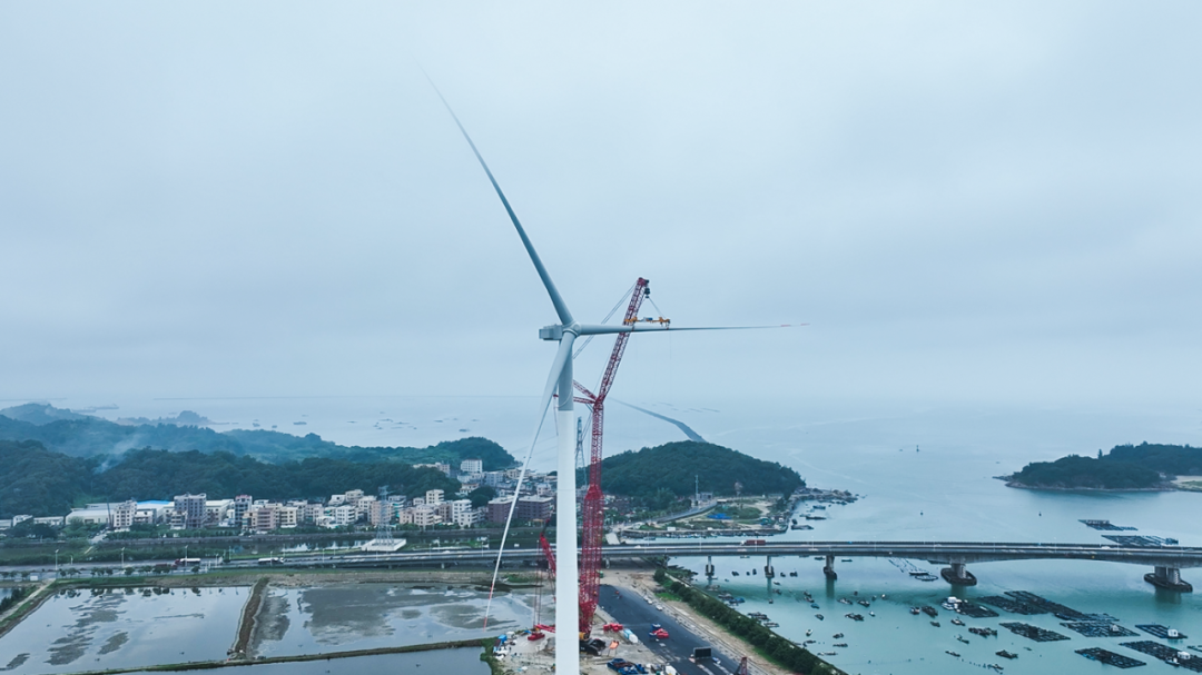 The world's first 18 MW offshore wind turbine was successfully hoisted! Sany 2000 tons successfully completed the task!