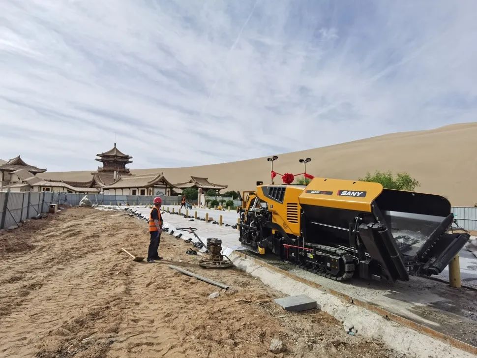 Sany Heavy Industry: Dunhuang Desert! 3-meter Paver Helps the Construction of Dunhuang Crescent Spring Scenic Area!