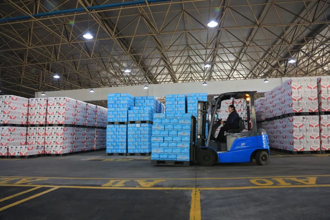 Lifting the Weight Lightly to Protect the Purity — — BYD Forklift Helps the Green Development of Mineral Water Enterprises