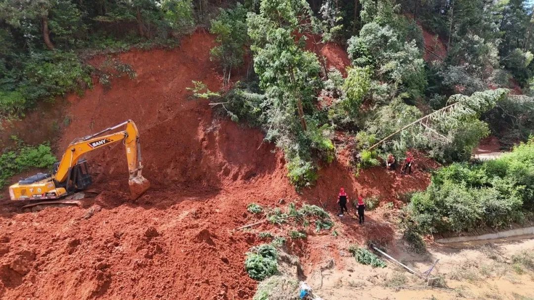 The last two kilometers have been opened! Sanyi Fighting in the Front Line of Flood Relief in Meizhou